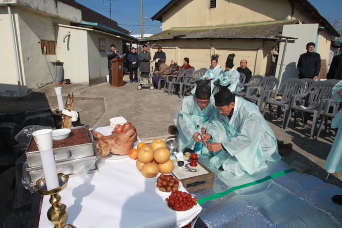 정유년 정주제 봉행사진1 - 상앞에서 향에 불을 붙이는 모습