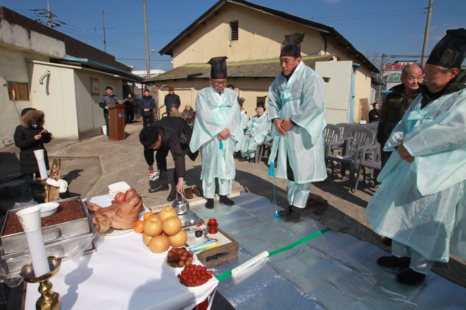 정유년 정주제 봉행 사진2 - 절을 하기 위해 사람들이 서있는 모습